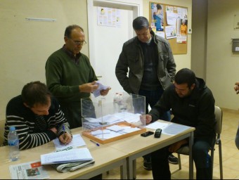 Imatge de la votació del 2014 a Viladamat sobre les inversions. J.PUNTÍ