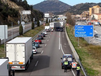 Un control de la delinqüència itinerant de la Policía Nacional a l'autopista a la Jonquera. JORDI RIBOT/ ICONNA