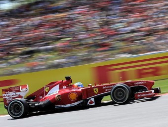 Fernando Alonso passant davant d'un rètol de Pirelli l'any passat a Montmeló, una cursa que va guanyar LLUÍS GENÉ / AFP