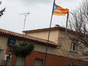 Imatge facilitada pel PPC on es pot veure la bandera estelada i el cartell dels Mossos d'Esquadra a Guissona ACN