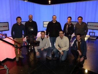 L'actual equip tècnic del nou canal Punt Avui Televisió, fotografiat ahir en un dels platós de Sant Just Desvern ANDREU PUIG
