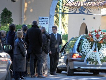 El vehicle funerari i assistents a l'acte, ahir a les portes del cementiri de Figueres LLUÍS SERRAT