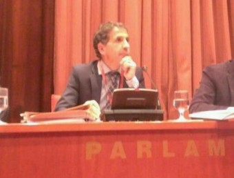 Narcís Casassa, alcalde de Sant Julià, durant la compareixença, al centre. Imatge captada i penjada a Twitter pel diputat d'ERC i alcalde de Sarrià de Ter, Roger Torrent EL PUNT AVUI
