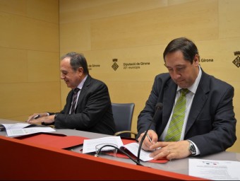 Giraut i Pelegrí ahir a la tarda durant la signatura el conveni. I.BOSCH
