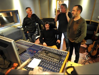 Smoumolnö, a l'estudi de gravació. D'esquerra a dreta, Charly, Fly, Jepi i Titi JOSEP ÍÑIGO