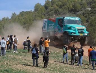 L'espectacular camió de Gerard de Rooy, observat pels aficionats durant el festival