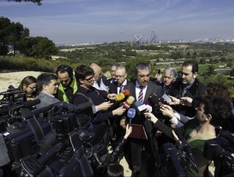 Els signants del manifest es van reunir simbòlicament a un dels camps de golf de Port Aventura, amb el parc d'atraccions i els terrenys destinats a BCN World de fons J..C.LEÓN