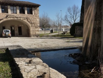 Suports per als pals de les banderes, al recinte de l'Ajuntament de Porqueres RAMON ESTEBAN / ARXIU