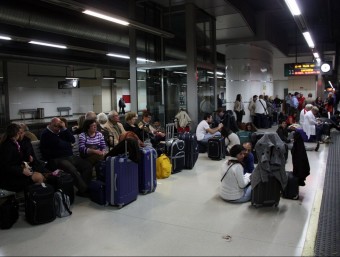 Passatgers esperant l'arribada d'un tren ahir a les andanes de Sants. GERARD ALEÑA (ACN)