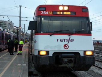 El primer tren de la sèrie 447 que ha fet el primer trajecte de l'RT1 entre Tarragona i Reus, preparat per sortir aquest dijous instants abans de les set del matí ACN