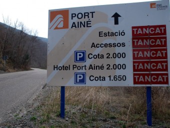 Un rètol a l'inici de la carretera de Port Ainé indica que l'estació i l'accés està tancat ACN