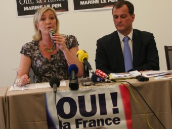 Louis Aliot amb Marine Le Pen en un acte electoral a Perpinyà, on és el cap de l'oposició municipal A.R