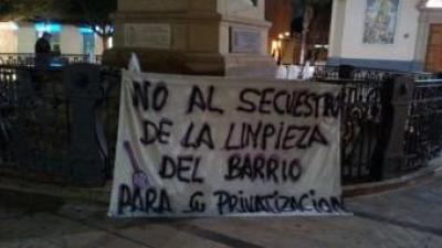 Pancarta penjada a la plaça Major d'Alfafar, davant l'Ajuntament. ROSA CELMA
