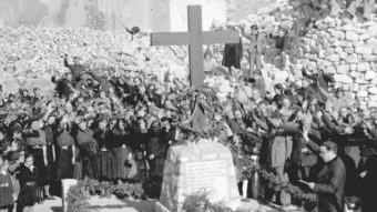 Un acte en homenatge als caiguts franquistes, a vilassar de Dalt. Foto Cedida per Montserrat Puig. Arxiu de Vilassar de Dalt