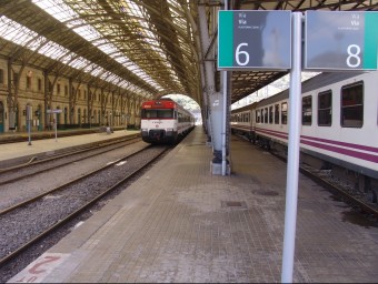 Un tren regional –amb el mateix aspecte que alguns dels nous de rodalies– entra a l'andana 6 de l'estació de Portbou, en una imatge d'arxiu 0RIOL MAS
