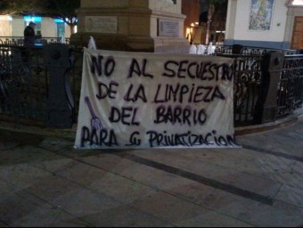 Pancarta penjada a la plaça Major d'Alfafar, davant l'Ajuntament. ROSA CELMA