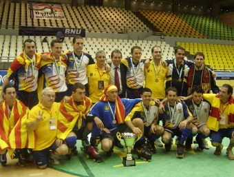 La selecció catalana que va guanyar el mundial B de Macau amb el trofeu i les medalles ANNA FERRER