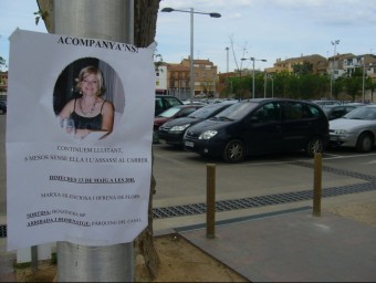 Un cartell amb la imatge de Montse Sánchez al pàrquing on va ser assassinada. O. PINILLA