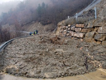 Les pedres i la terra han envaït la totalitat de la via en uns 100 metres de llarg