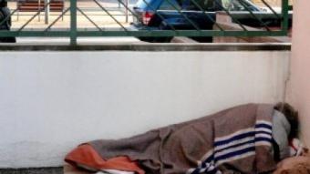 Una persona dormint al carrer , una situació que es considera l'últim esglaó de l'exclusió social EL PUNT AVUI