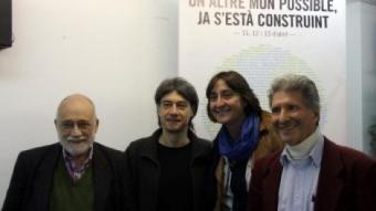 L'exregidora de Barcelona, Itziar González, amb membres del Fòrum Social Català, ahir GERARD ALEÑA / ACN