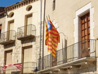 Una bandera estelada a l'Ajuntament de Besalú RAMON ESTEBAN