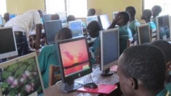 Uns nois a l'escola de Ghana impulsada pel portal Ajudafrica.org per ensenyar informàtica AJUDAFRICA.ORG