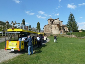 El trenent turístic Tricu Tricu duent visitants a l'ermita de Santa Margarida de la Vall de Bianya, on hi ha unes vistes privilegiades. J.C