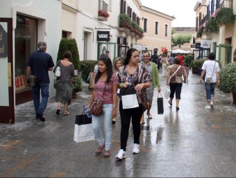 Turistes passejant pel centre comercial La Roca Village ACN