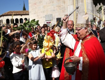El bisbe Francesc Pardo, beneint les palmes i palmons, a la plaça dels Apòstols de Girona. JOAN CASTRO / ICONNA