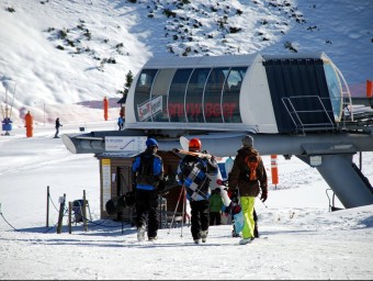Esquiadors a l'estació ribagorçana de Boí Taüll, a principi de la temporada. ARXIU