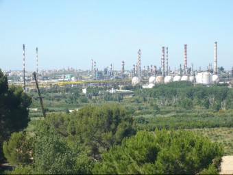 Un estudi del ministeri d'Indústria reconeix que Catalunya concentra “quasi la meitat de la indústria química espanyola”.  ARXIU