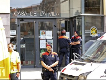 Els Mossos d'Esquadra controlant l'entrada a la biblioteca, al costat de l'Ajuntament TONI GARRIGA / EFE