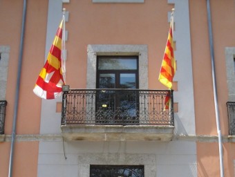 Moliner, que també és president del consell comarcal, a l'exterior de l'edifici. EL PUNT AVUI