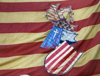 Senyera quadribarrada amb l'escut del Consell cedida per l'expresident Josep Lluís Albinyana JOSÉ CUÉLLAR