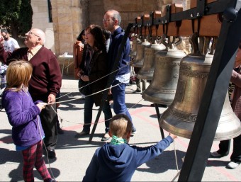 Una nens piquen les campanes, ahir, a Os de Balaguer ACN
