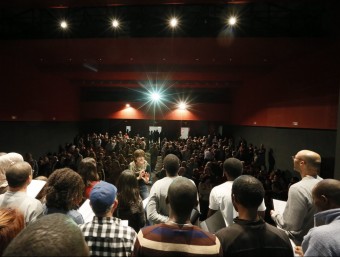 Un instant de l'actuació del cor Àkan, a la sala La Cate de Figueres, plena de gent, dissabte al vespre JORDI PUIG