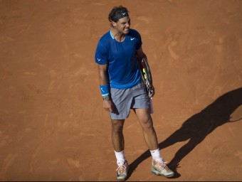 Nadal, emprenyat, durant el partit contra Almagro del Godó ALEJANDRO GARCÍA / EFE