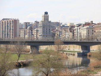 El riu Segre circula per la ciutat de Lleida a través d'una canalització enjardinada, creada arran de les inundacions de 1982. JOAN TORT