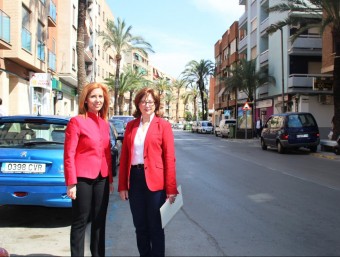 Les dues alcaldesses al carrer en qüestió que serà renomenat. C.GÓMEZ