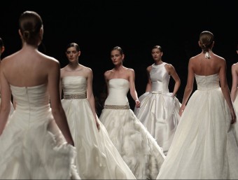 Una desfilada de moda nupcial corresponent a una edició anterior de Barcelona Bridal Week ALBERT GEA / REUTERS