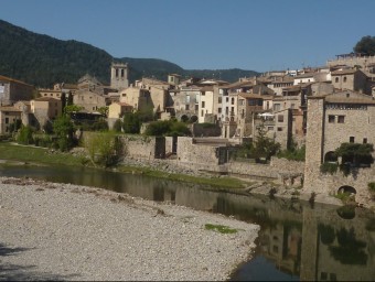 El Fluvià al seu pas pel nucli de Besalú, serà objecte d'una matinal de neteja. R. E