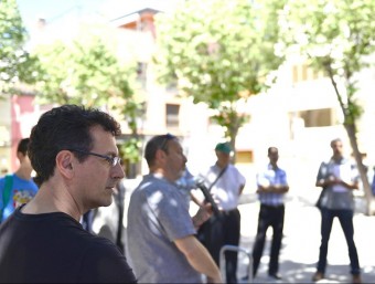 Xevi Sala, en primer terme, i Jaume Prat, amb el micròfon a la mà, en un moment de la visita guiada d'ahir pels espais públics del veïnat de Salt. GLÒRIA SÁNCHEZ/ICONA