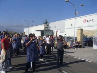 Una de les múltiples manifestacions que van fer els treballadors de Lear a Roquetes. ARXIU