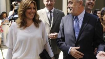 Susana Díaz, presidenta de la Junta d'Andalusia, amb el seu predecessor en el càrrec, José Antonio Griñán, que s'ha vist esquitxat pel cas dels ERE fraudulents EFE