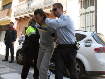 Agents dels Mossos escorten un dels detinguts, que aquest dimecres han començat a passar a disposició judicial ACN