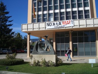 L'Ajuntament de Santa Coloma de Farners , amb una pancarta de ‘No a la MAT' penjada, el mes de novembre passat JORDI GONZALO
