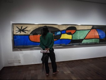 L'artista Perejaume, gran admirador de Joan Miró, contempla la maqueta del mural de cerèmica per l'aeroport de Barcelona JOSEP LOSADA