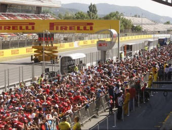 Els aficionats van poder visitar la línia de boxs i acostar-se als pilots (a sota, Vettel) ORIOL DURAN