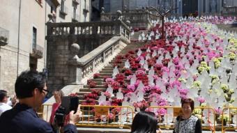 Uns turistes fotografiant ahir el projecte floral de l'escalinata de la Catedral LLUÍS SERRAT
